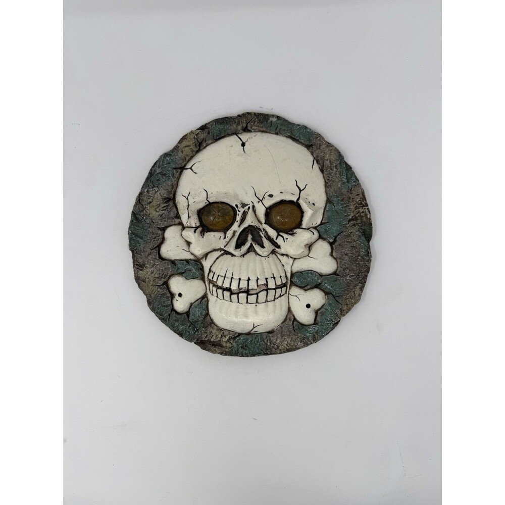 Skull And Crossbones stepping stone Halloween Outdoor/Wall Decor 10" x 1"